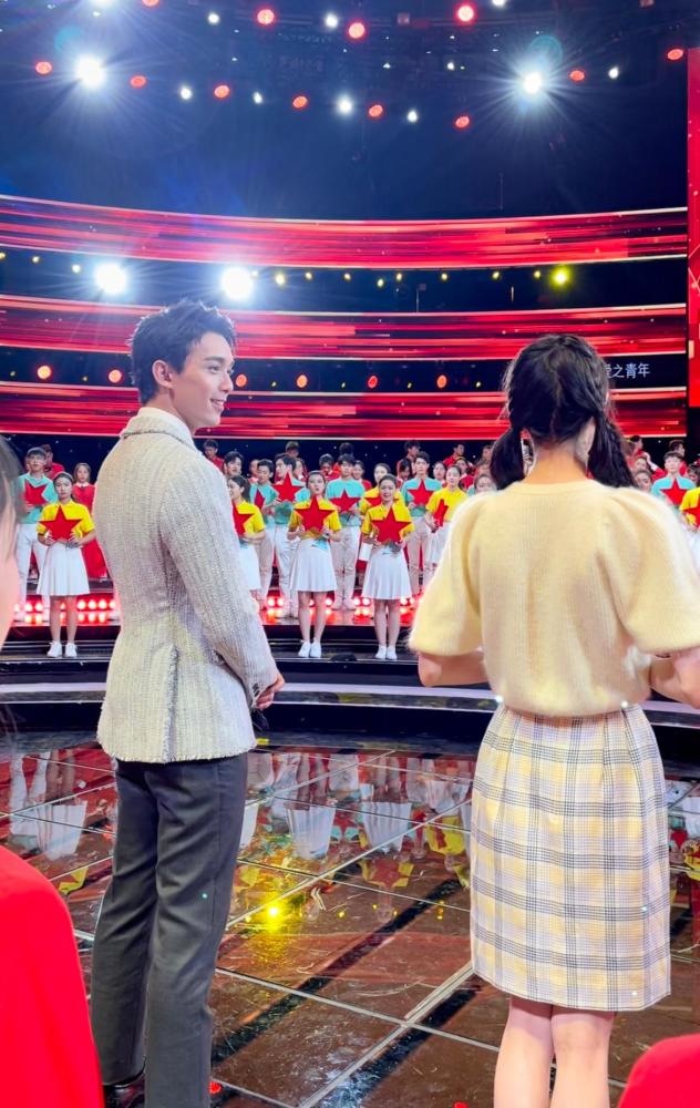 歌隼cp合体央视五四晚会迪丽热巴登台一刹那吴磊眼神有些反常