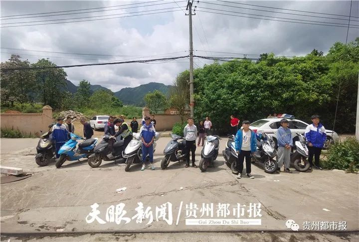贵阳一群半大孩子骑着 鬼火 踏板摩托车在街上乱窜 交警来了 手机黔讯网