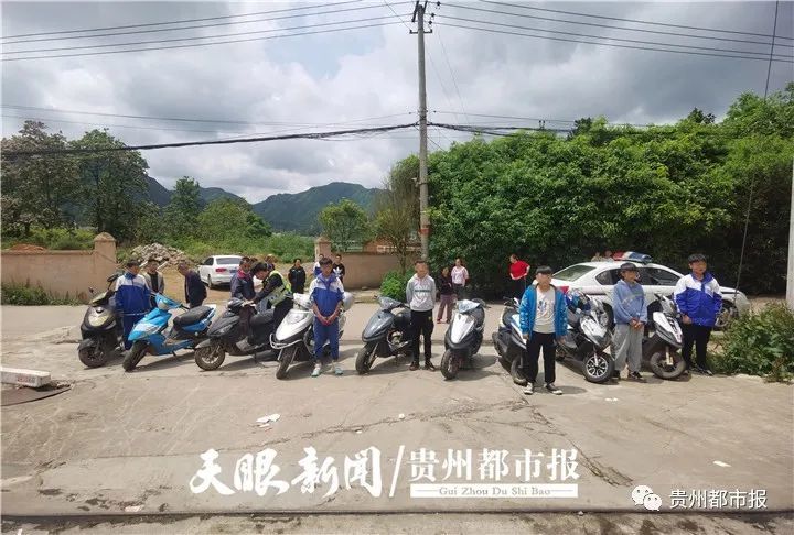 贵阳一群半大孩子骑着 鬼火 踏板摩托车在街上乱窜 交警来了 手机黔讯网