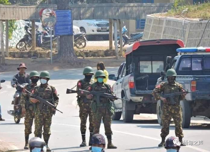 缅甸军警与示威民众交火至少15名军警身亡