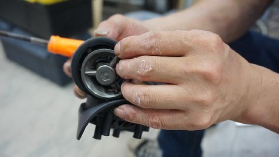 寻找深圳快消失的手艺人修理行李箱20余年亲身演绎工匠精神