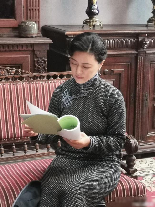 田海蓉穿旗袍胖的好真实身材下坠腰似水缸成地地道道的大婶