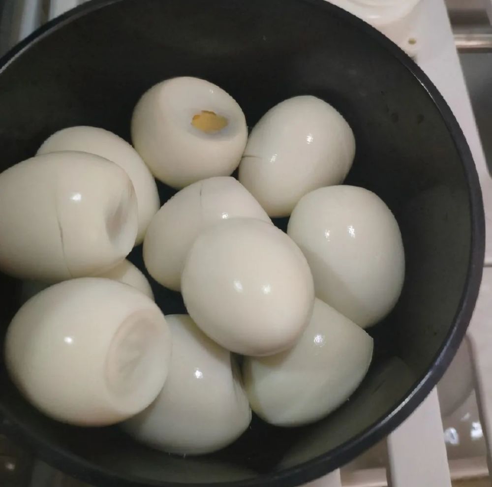 煮鸡蛋的时候不能只加清水多加这一物蛋壳好剥蛋黄鲜嫩