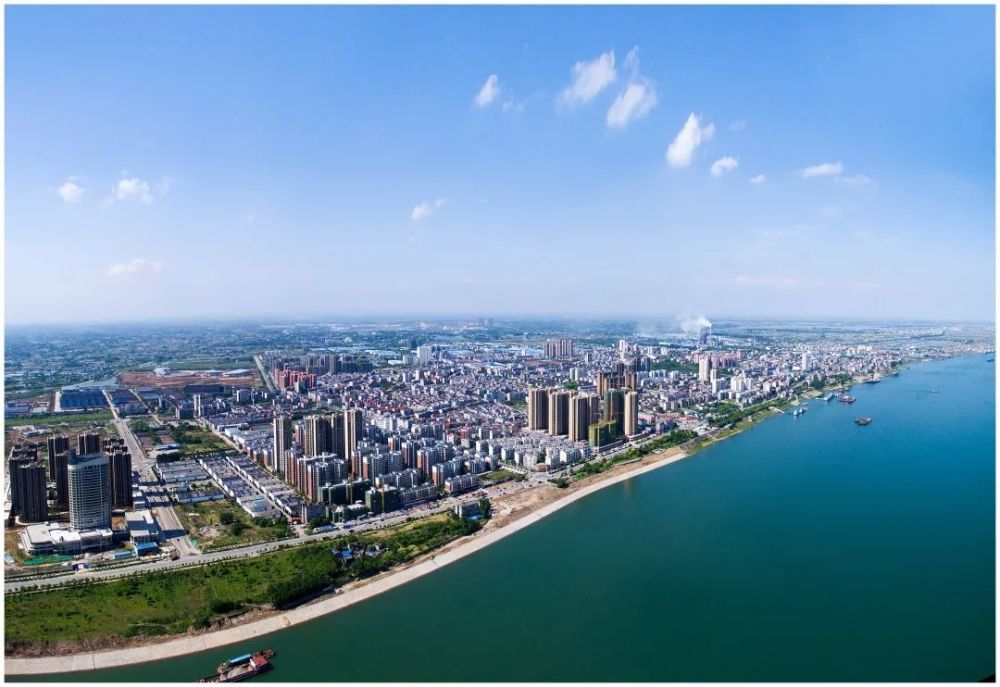 半程马拉松项目的参赛选手还将穿越枝江城中心干净整洁,文明和谐的