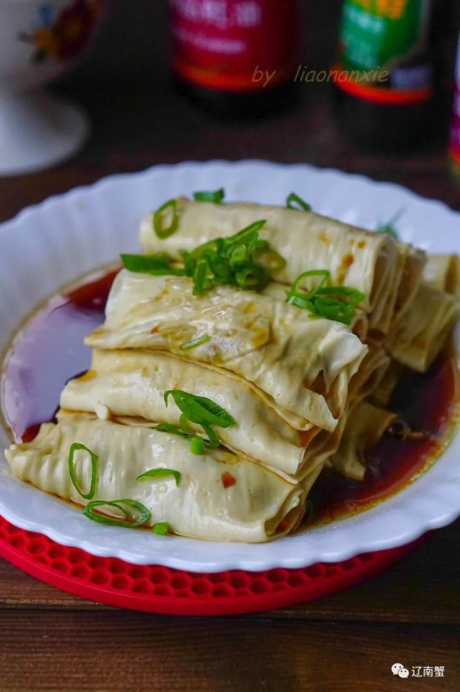 豆腐皮也叫油豆皮,南方的豆皮极薄,泡软后可以把馅料包进去做成"包子"