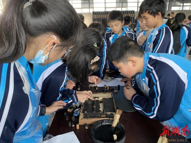 4月27日,清水塘二小五年级的同学们带着这份对新闻的敬仰,来到湖南