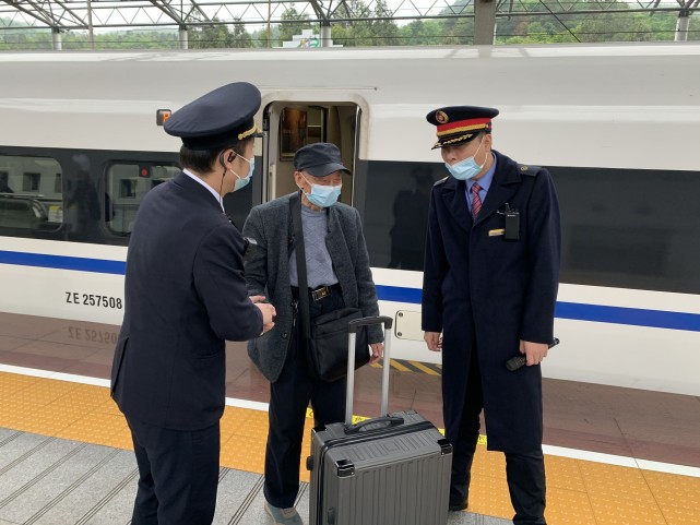 此时正好g1007次车长蔺兴与g1009次列车长杨凯联系上了,当王先生得知