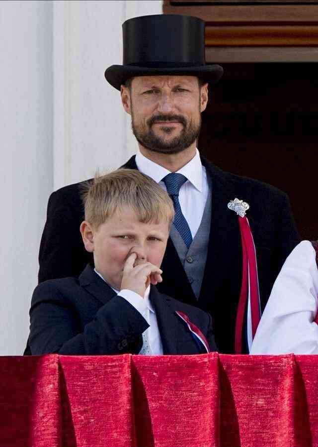 47岁帅气挪威王储不顾国王反对娶平民王妃小儿子是个戏精