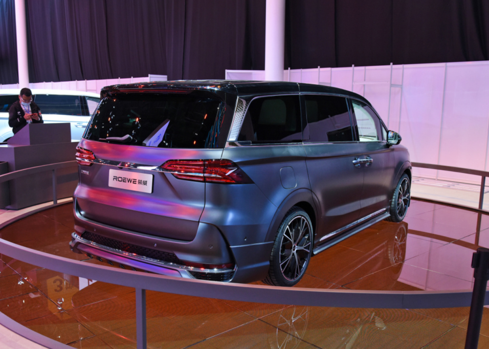 国产豪华4座mpv自动门木地板大电视也就车标输给埃尔法