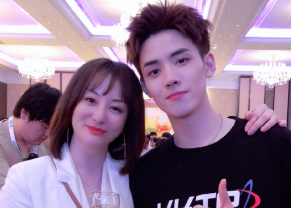 吴平的身份是白色系董事长兼ceo,并且是zero-g男团创始人,她与任豪