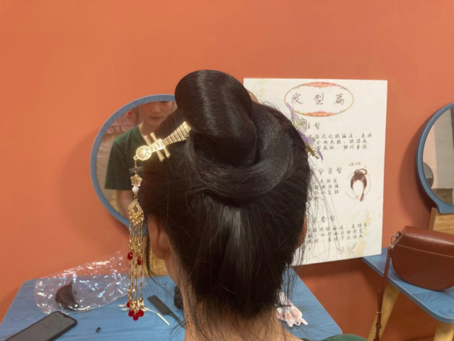 本次精品课堂学习古典发式的初衷是想以不同的发型展现汉服不一样的美