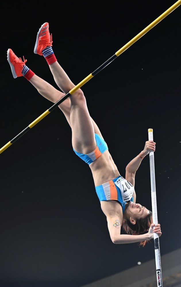 女子撑杆跳运动员图片