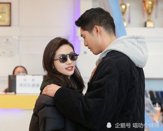 吴永恩接王子文下班,两人甜蜜牵手同返酒店,网友:太甜蜜了吧