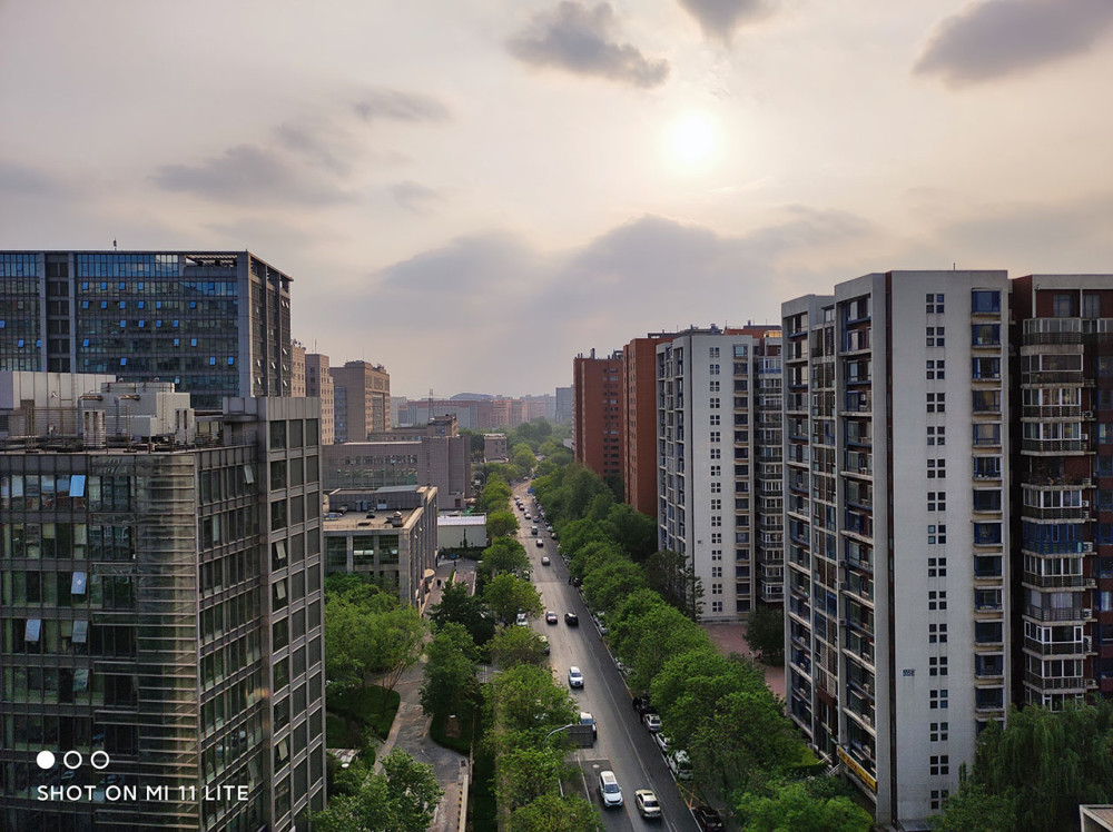 从拍照样张来看,小米11青春版的超广角模式有着大视角表现,边缘的防