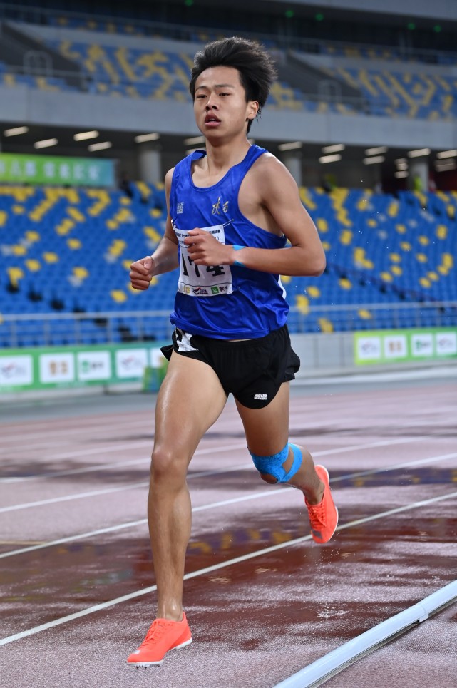 新华社记者 李一博 摄4月27日,叶德力·努尔波拉提在比赛中.