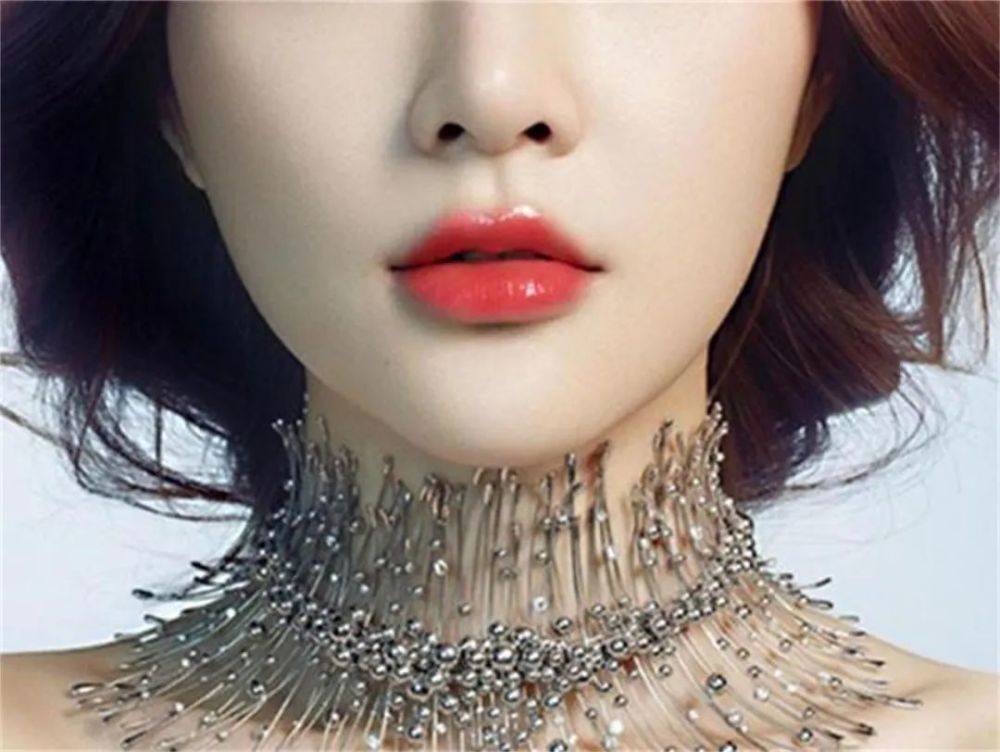 理想而美的唇,应该是口唇轮廓清晰,唇峰,唇谷明显