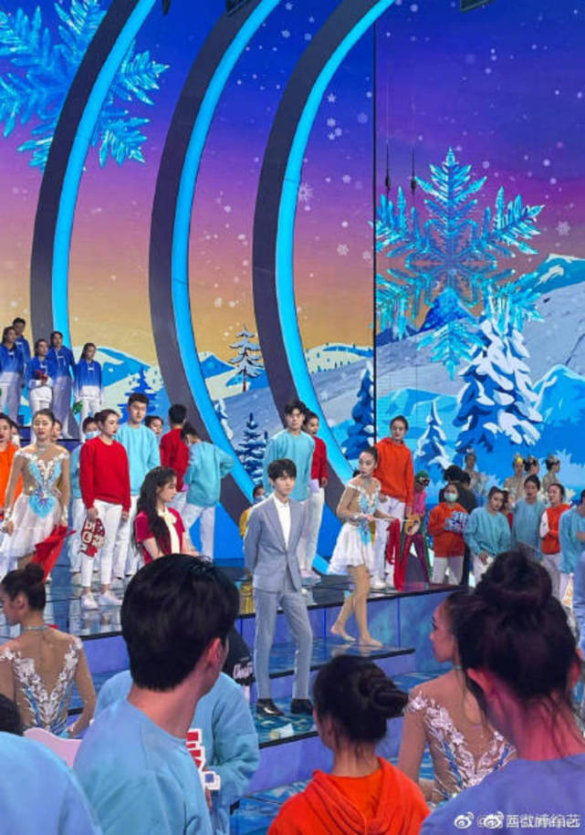 封面独家|央视五四晚会录制 关晓彤王俊凯对唱《燃烧的雪花》