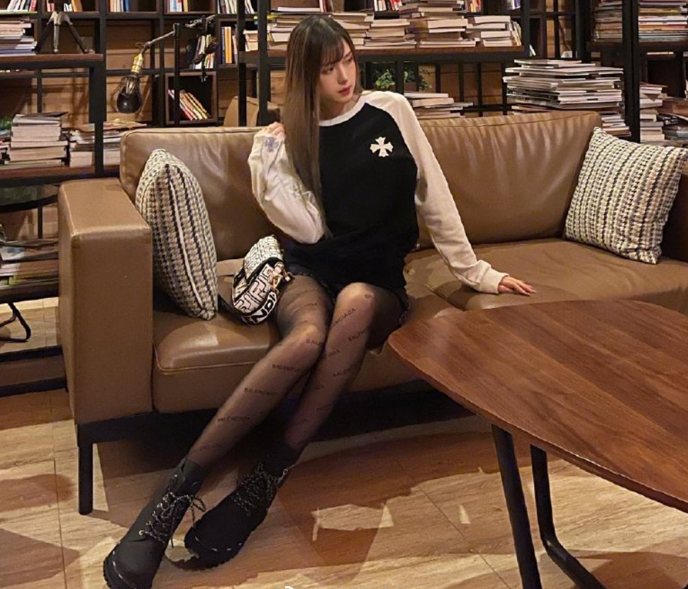 腐团儿穿巴黎世家袜子,模仿秘书抬腿动作,安德罗妮却不感兴趣?