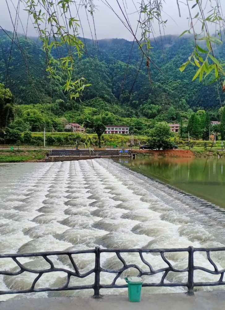 魚鱗壩和疊水壩,是小溪河