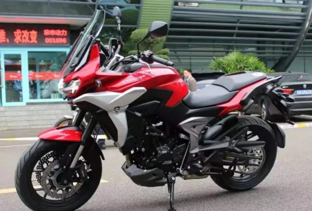 rx6是宗申与诺顿共同研发的nd650动力平台的首款车型,外观由英国