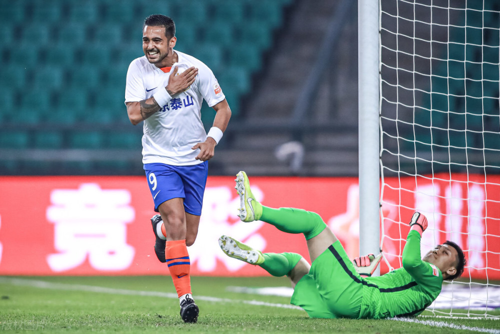 头球为泰山队打开胜利之门,那粒进球也让泰山队的进攻彻底打开,郭田雨