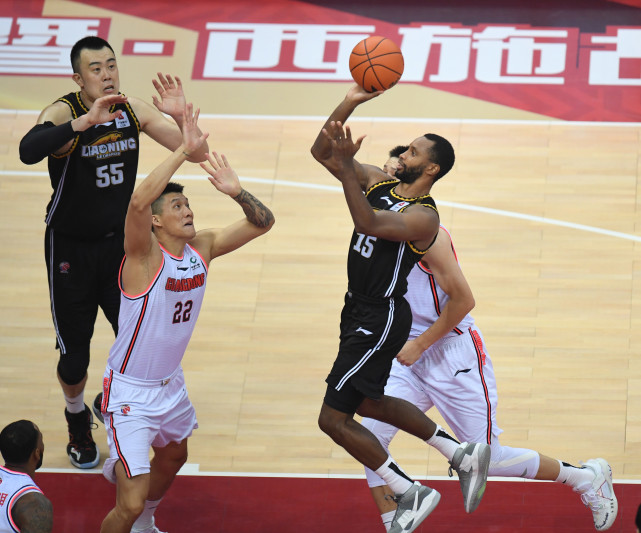 江汉 摄当日,在2020-2021赛季中国男子篮球职业联赛(cba)总决赛首场