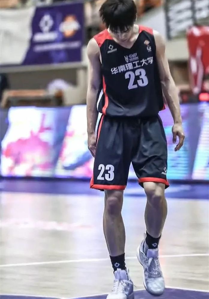 00后篮球体育生校草流汗小视频刷屏条顺腹肌小奶狼被他帅到了