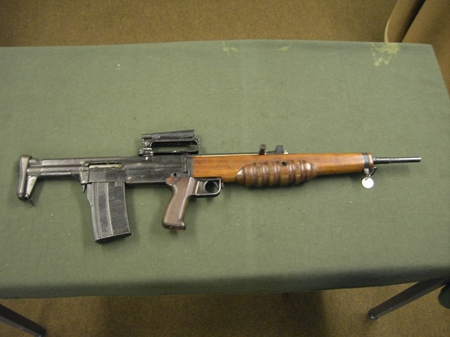 纯正英国血统的突击步枪采用英式口径的em2无托步枪