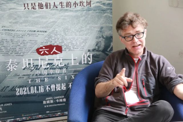 导演罗飞正在接受《故乡与世界》记者采访.