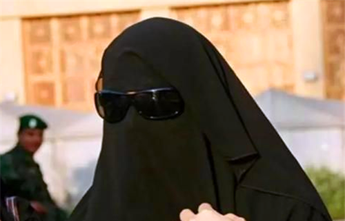 迪拜街头遇到穿黑袍的女人一定不要主动去搭讪否则会追悔莫及