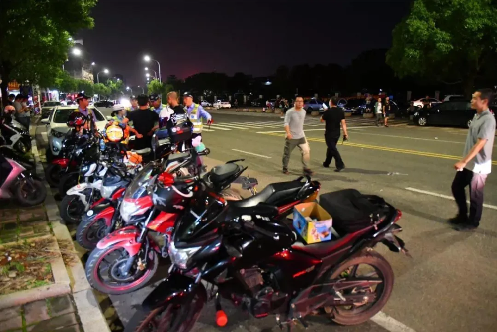 摩托车出没的重点时段群众举报 公安行动严查炸街车"非法改装,飙车