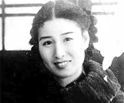 日本人先是说李士群的老婆叶吉卿因与李士群的私人医生"通奸",所以将