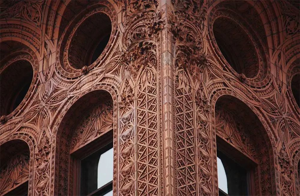 路易斯·沙利文设计的温莱特大厦陶土砖是以天然粘土为主要成分,用