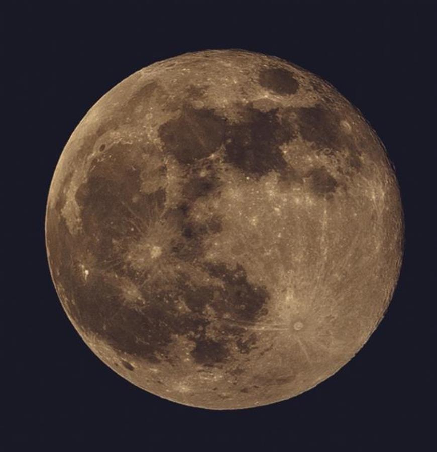 4月27日晚,武汉出现今年第一次"超级月亮",据悉这种超级月亮平均13至