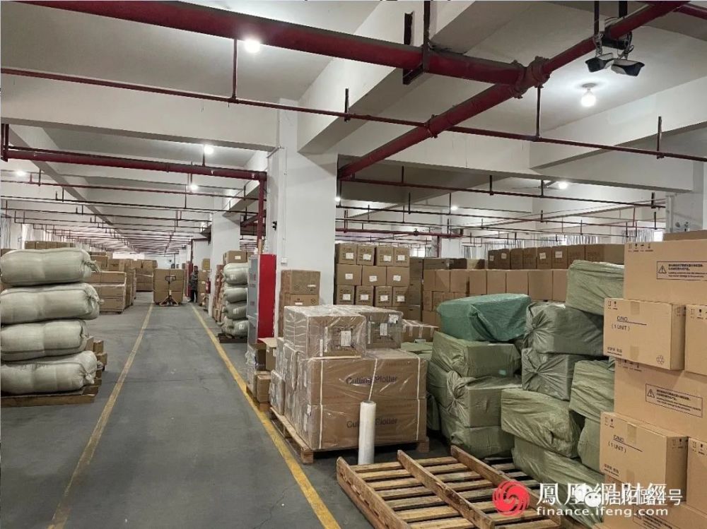 凤凰网财经在走访中采访到了一位在义乌港工作多年的仓库管理员李亮