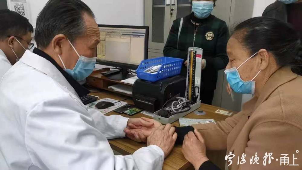 75岁的胡医生看病仔细出了名的2005年,胡加春退休了,但他坚持到宁波