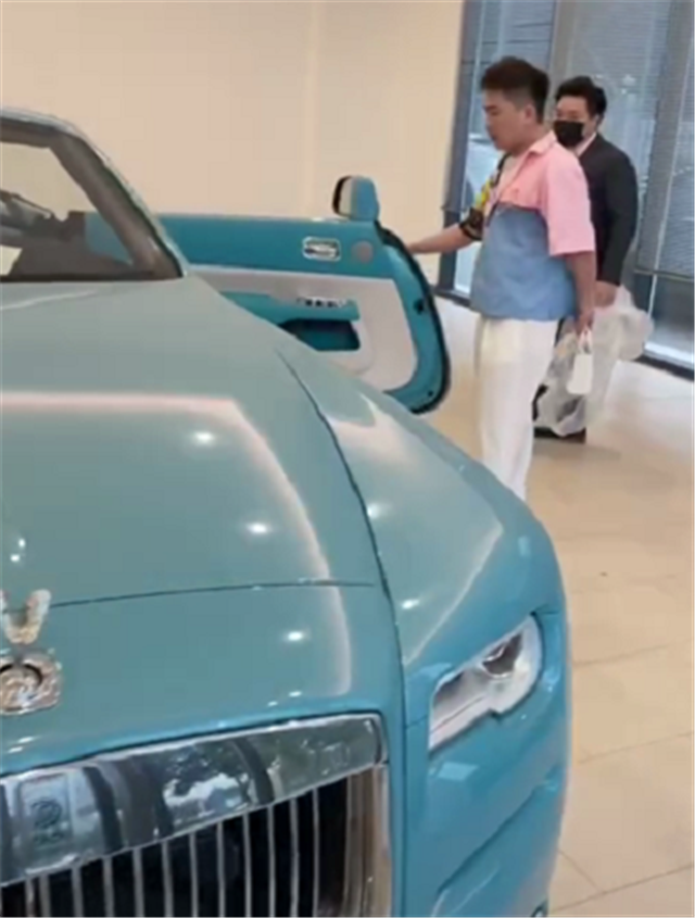 "张越"又准备入新车,这次是台劳斯莱斯敞篷,里外都是蒂芙尼蓝