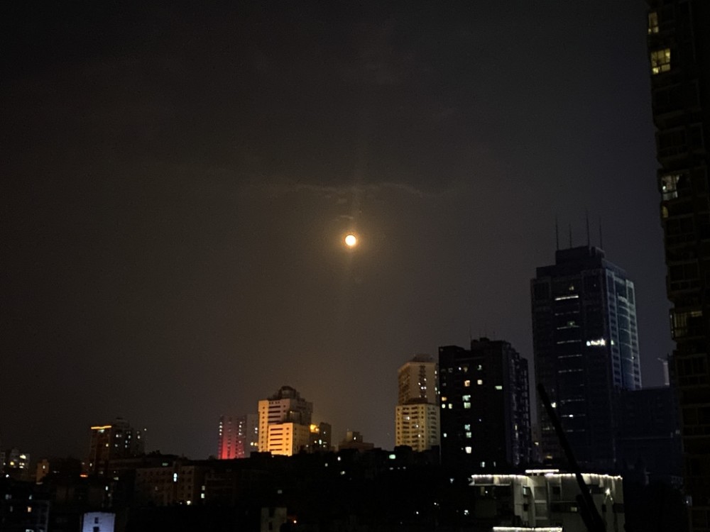 4月27日晚,2021年第一個超級月亮現身夜空.