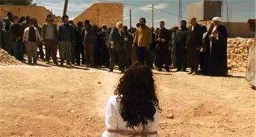 19岁沙特公主为追寻真爱和意中人私奔最后两人被当街乱石砸死