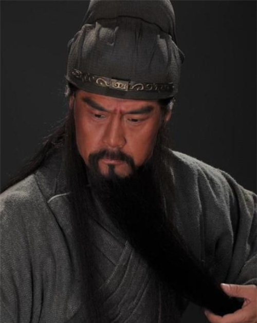 我们在《三国》中已经对他的相貌十分熟悉,丹凤眼卧蚕眉,面如重枣,长