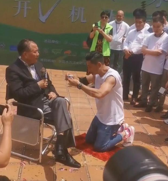 香港绿叶磕头拜师大哥万梓良霸气收徒