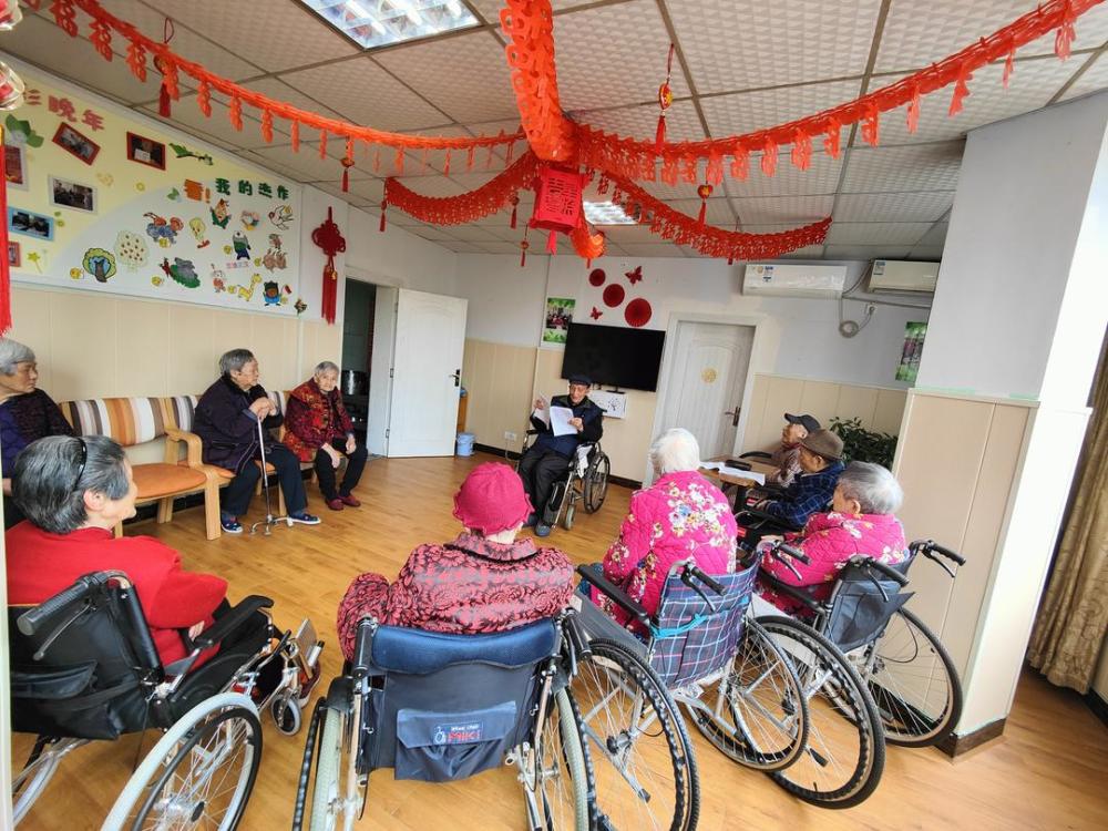 周大爷带领福利院老人在思政小课堂学习高龄正能量达人,将按程序入党