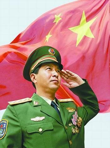 侦察英雄丁晓兵,用匕首割断右手,断臂未接回,成为独臂少将_腾讯新闻