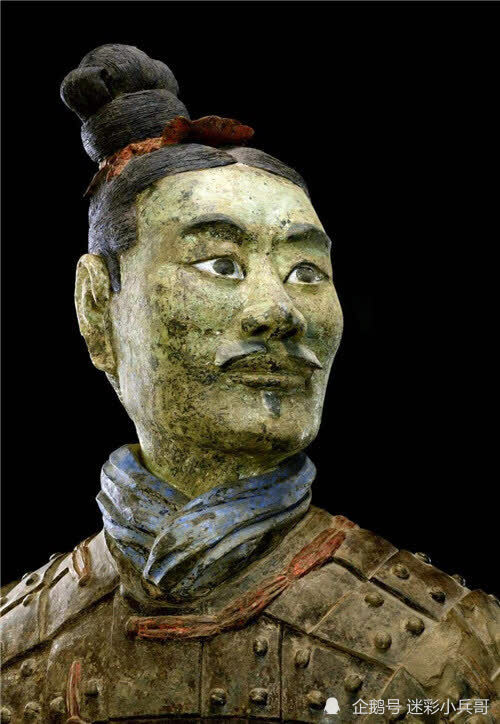 白面或者淡粉色的面容,和真人有着非常相似的逼真感,但是这尊绿面人俑