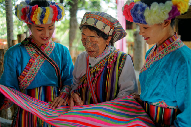 云南民族村五一假期打开一扇少数民族文化快乐之门
