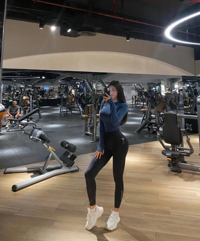 如今,金灿灿对自己的身材有着更高的追求,自从22岁生完女儿之后,那一