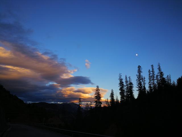 皎洁的月色洒下淡淡的清辉,笼罩在山顶上,地面上,当然还有夜行人的