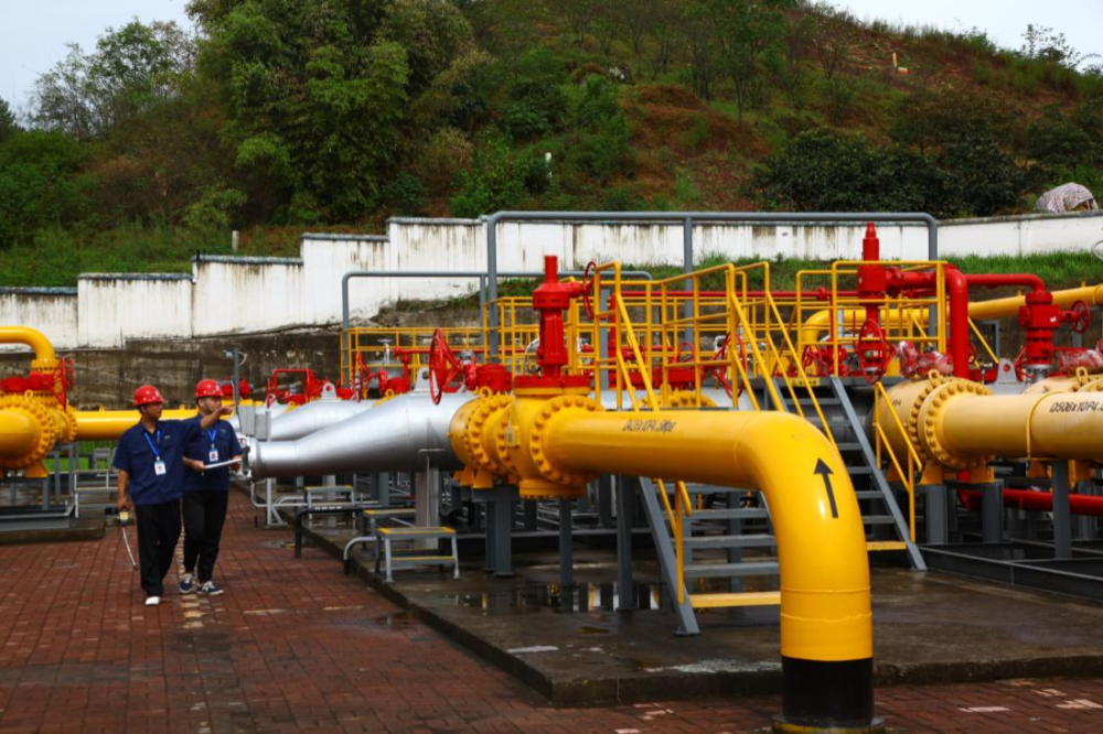 工作人员在储配站巡检管网设备