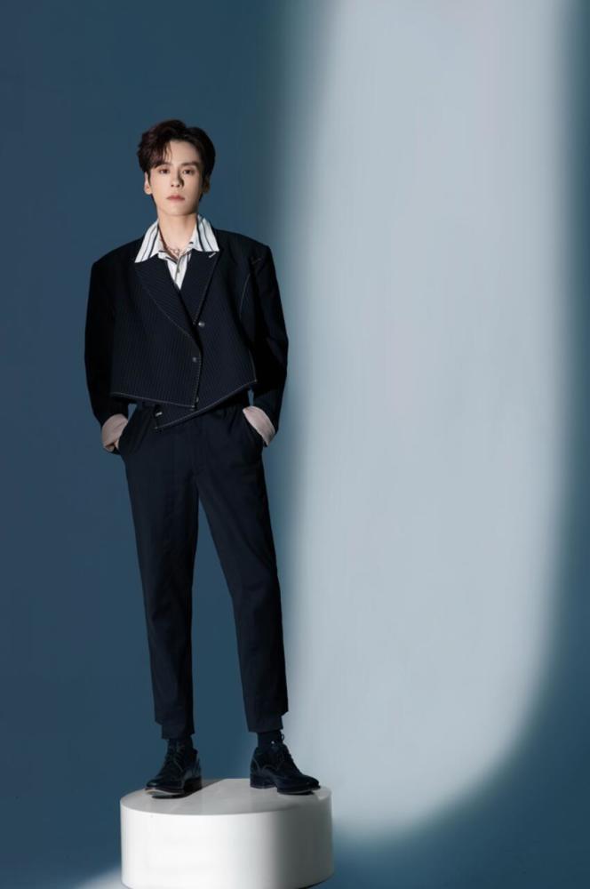 魏哲鸣身穿毛边设计短款西服外套搭配黑色西装裤,时尚简约潮范儿十足.