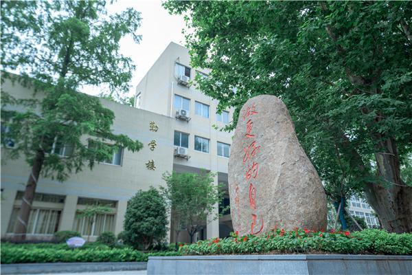 南京市玄武高级中学,致力于  给学生一段幸福而有意义的高中生活 
